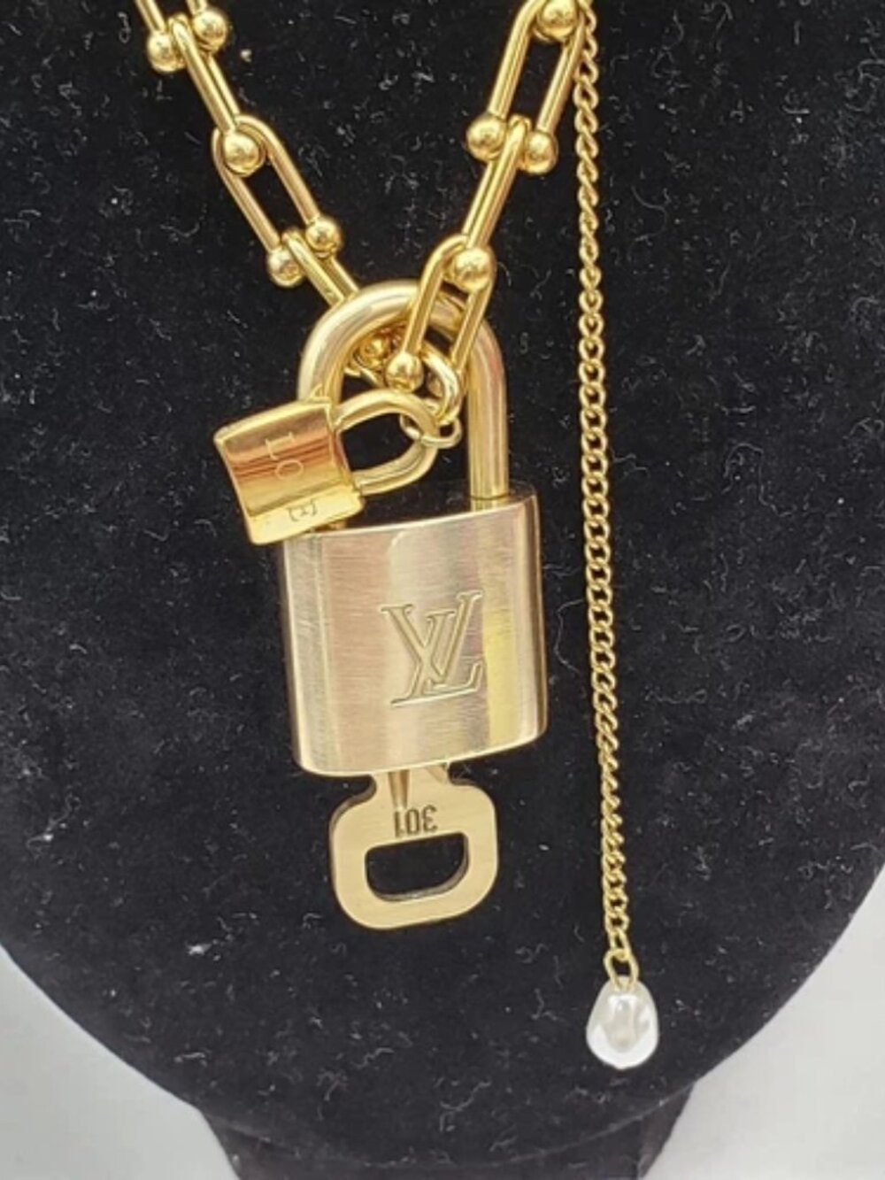 Gold-Plated Necklace with Authentic Louis Vuitton Padlock - Picture 4 of 10